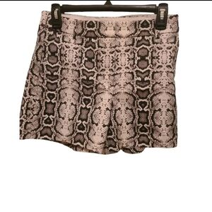 Express Midi High Waisted Stretch Snake Skin  Animal Print Shorts Women Size 2‎